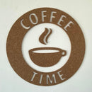 Rundt dekorativt skilt med "COFFEE TIME" og kaffekop-design. Tekstureret korkoverflade.
