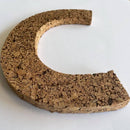 Stor, naturlig farvet bogstav "C" i 2 cm tyk kork med grov overflade, ideel til dekoration.