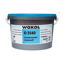 Grå plastikspand med blåt låg, mærket "D 3540 Korkkontaktklebstoff", 2,5 kg, flere sprog på etiketten.