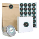 Runde "LISEBORG" etiketter på papirpose, metal låg, hvid boks og et ark med flere etiketter.