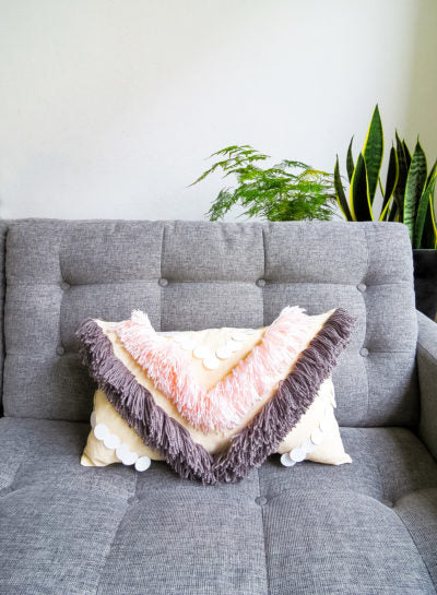DIY Fredag: Sy en pude med frynser