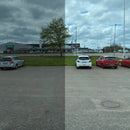 Parkeringsplads med lyskontrast; venstre side mørkere, højre side lysere.