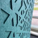 Blågrøn 3D rumdeler med trekantede og diamantformede udskæringer, viser dybde og tekstur.