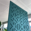 3D lydabsorberende rumdeler i blågrøn med trekantet og diamantformet mønster, viser dybdestruktur.