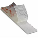 Rulle af 3M Dual Lock med små sammenlåselige hoveder, gennemsigtig og 3M-logo på bagsiden.