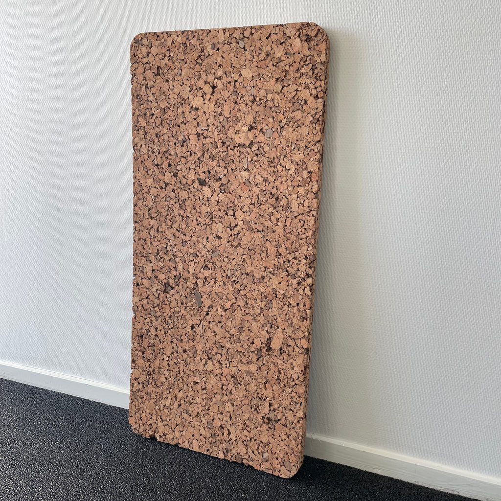 3 cm. tyk sandslebet kork opslagstavle - afrundet hjørner, 45x95 cm