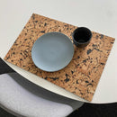 Kork dækkeserviet med sorte detaljer 30x45 cm.