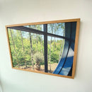 Akustikbillede med skovudsigt og krukkeplante. Træramme med moderne design.