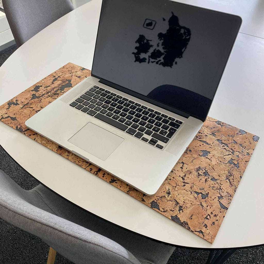 Kork mousepad m. sorte detaljer, 30x60 cm.