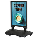 Skilt med "Coffee Time" lavet af kaffebønner og en kop kaffe på blå baggrund.