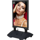 Gadeskilt med foto af kvinde med perler, tekst "Beauty Care," på sort base med hjul.