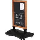 Træskilt med tekst "the Best meat in the WORLD," sort base med hjul.