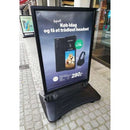 Gadestander med reklame for smartphone og trådløst headset, pris 280 kr., tilbud markeret.