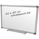Hvidtavle 45x30 cm med tekst "Whiteboard Set", inkl. mikrofiberklud og 6 farvede tusser.