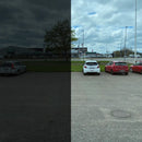 Venstre side er mørk med lav sigtbarhed; højre side er lysere med klar udsigt over parkeringsplads.