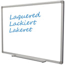 Whiteboard med lakeret overflade, sølvramme og blå tekst: "Laquered," "Lackiert," "Lakeret".