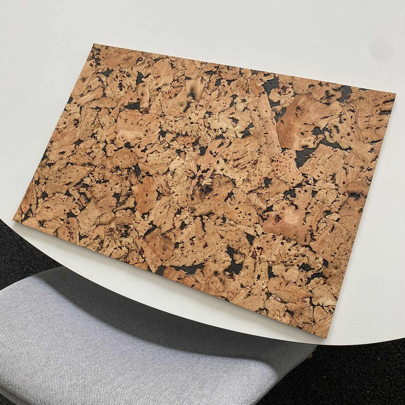 Kork dækkeserviet med sorte detaljer 30x45 cm.