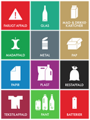 Affaldssorteringsmærker i 12 farver med ikoner for forskellige affaldstyper som glas, metal, papir.
