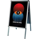 Sølv gadeskilt med plakat af farverige cirkler og teksten "World on a Wire".