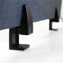 Sort beslag med moderne finish monteret på flad overflade, designet til kantfastgørelse.