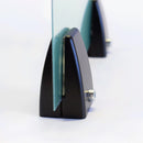 Sort metalbeslag til lodret panelmontering, kompakt med skrue til fastgørelse på flade overflader.