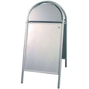 Sølvfarvet gadeskilt med buet top og logoplade. Robust design, ideel til udendørs brug.