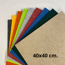 Flerfarvede filt akustikplader i vifteform, tekst angiver størrelse 40x40 cm.