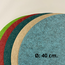 Filt Akustikpaneler i grøn, rød, blå og beige. Tekstureret overflade. Diameter: 40 cm.