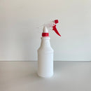 Hvid sprayflaske med rød triggerdyse, 500 ml kapacitet.