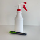 Hvid sprayflaske med rød dyse og gråt hobbykniv med grøn skyder.