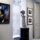 Vindue med frostede striber, der giver privatliv og tillader lys, i et stilfuldt interiør.