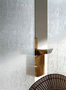 Translucent materiale med frosted effekt og vene-mønstre, delvis skjulende genstande bagved.