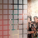 Frostet film med firkanter i gittermønster, giver delvis gennemsigtighed og privatliv.