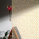 Dekorativ film med rosetmønster, delvist transparent, ideel til lysdiffusion på glasoverflader.