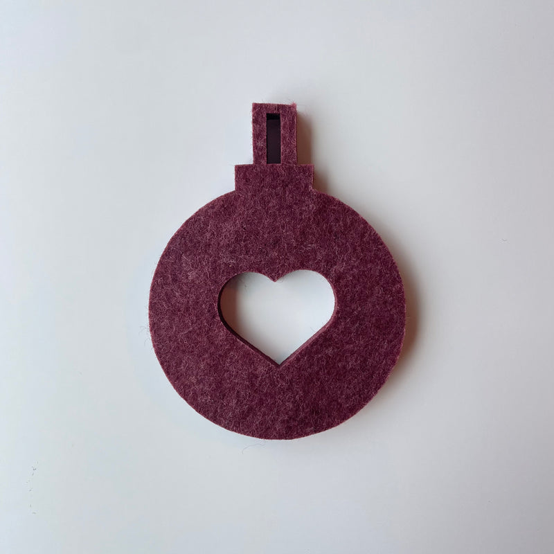 Julekugle med hjerte udskåret i 9 mm filt akustik