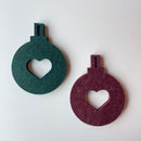 Julekugle med hjerte udskåret i 9 mm filt akustik