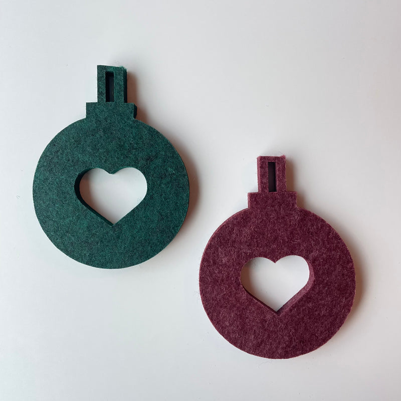 Julekugle med hjerte udskåret i 9 mm filt akustik