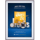 Sølvfarvet klikramme med 32mm profil, indeholder plakat med trommer og tekst på blå baggrund.