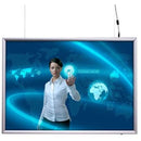 LED ramme med person, der rører digital skærm, hængende fra loftet, synlig fra begge sider.