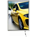 LED lysramme med sølvkant og grafik af gul bil i bevægelse, ideel til reklamevisning.