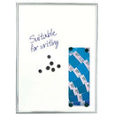 Hvid magnetisk whiteboard med aluminiumsprofil, tekst "Suitable for writing", og sorte magneter.