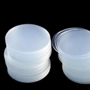 To stabler af runde, glatte gelpuder med ensartet tykkelse, diameter 28mm, på sort baggrund.