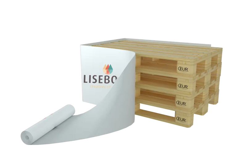 Tre stablede træpaller med "EUR"-mærke og en delvist udrullet hvid filmrulle med "LISEBO" logo.