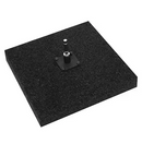 Firkantet sort base med ru overflade og metalstang i midten til strandflag, vejer 15 kg.