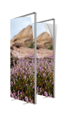 Dobbeltsidet pop lightbox med slank ramme, flade fødder. Banner med lilla blomster og bjerge.