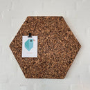 Sekskantet rustik korkplade 50 cm. Kan bruges som opslagstavle.