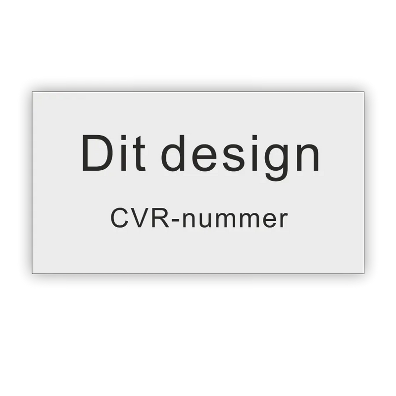 Rektangulær skilteplade med teksten "Dit design" og "CVR-nummer" i sort på hvid baggrund.