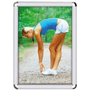 Klikramme med sølvfarvet 25mm Rondo profil, viser plakat af kvinde der strækker ud i naturen.