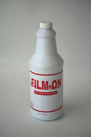 Hvid plastflaske med ribbet hals og skruelåg, mærket "FILM-ON Mounting Concentrate", 1 liter.