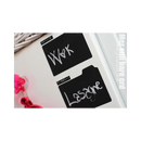 To sorte tavlefelter med teksten "Wok" og "Lasagne" skrevet med hvid kridt på en hvid overflade.